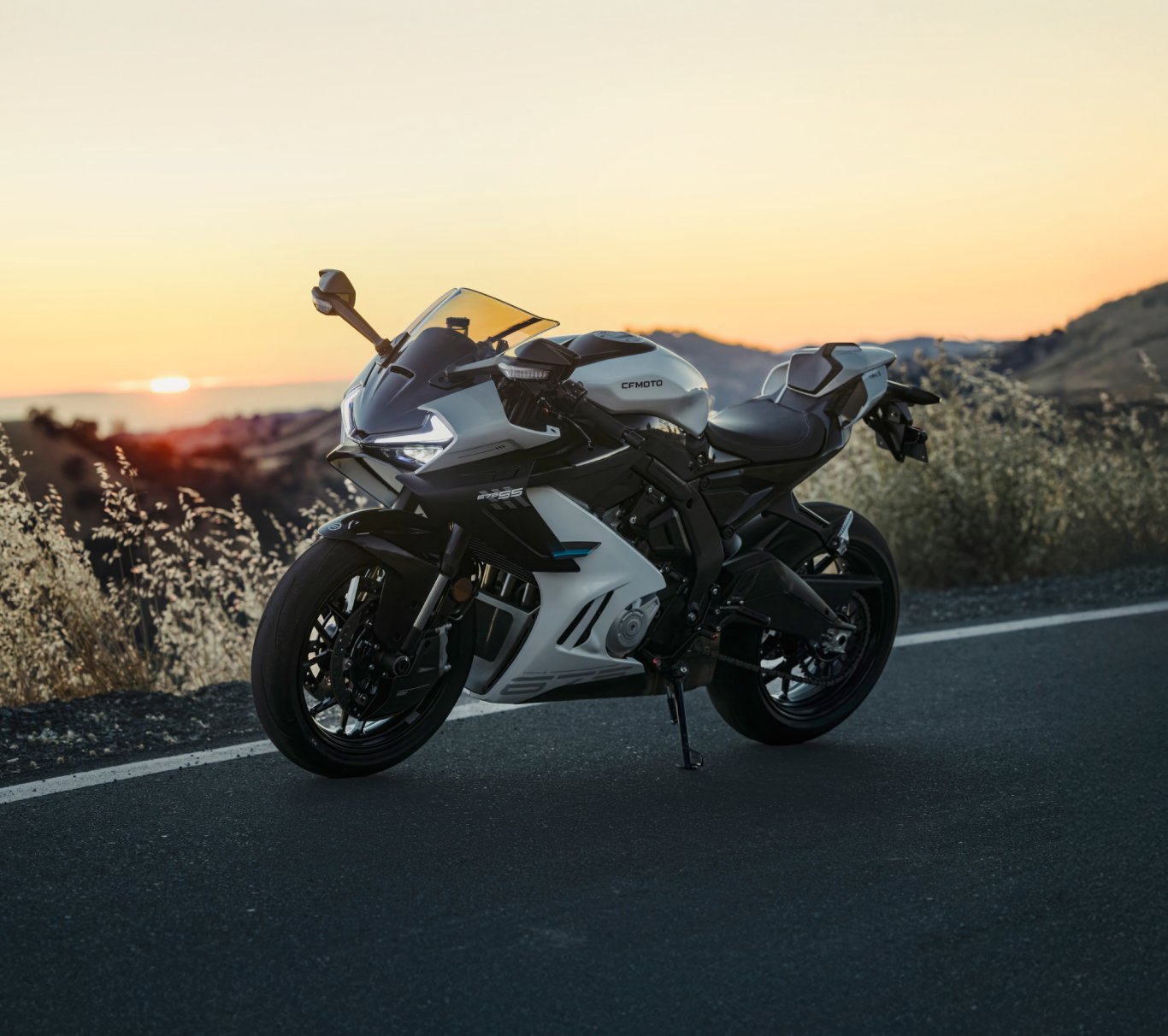 2025 CFMOTO 675SS Nebula White