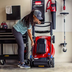 Toro 60V Max* 22 in. (56cm) Recycler® w/ Personal Pace® & SmartStow® Lawn Mower with 8.0Ah Battery