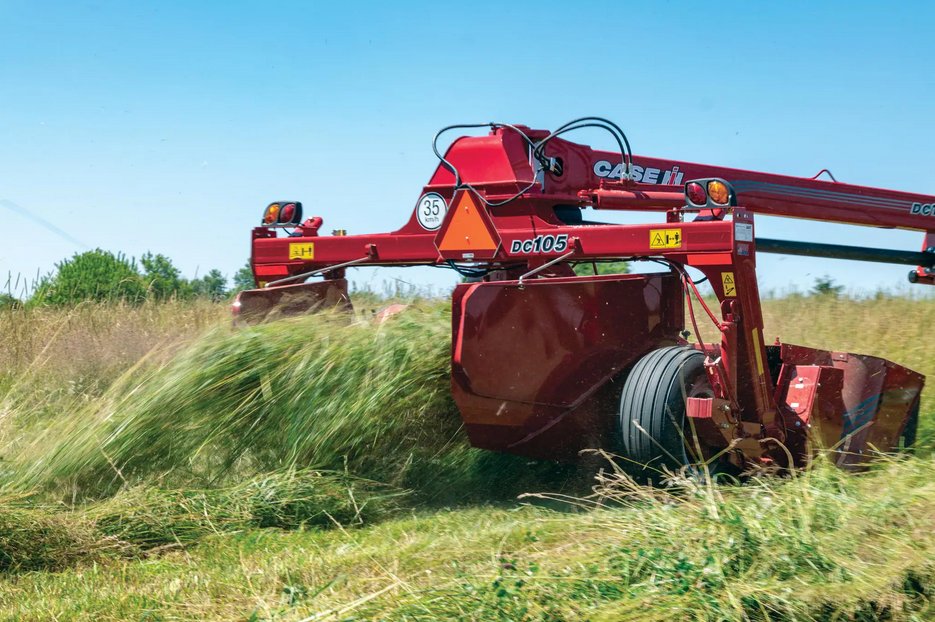 https://assets.cnhindustrial.com/caseih/NAFTA/NAFTAASSETS/Products/Mowers-and-Conditioners/Rotary-Disc-Mower-Conditioners/DC-5%20Series/DC105_Mower_Conditioner_0761_08-22.jpg