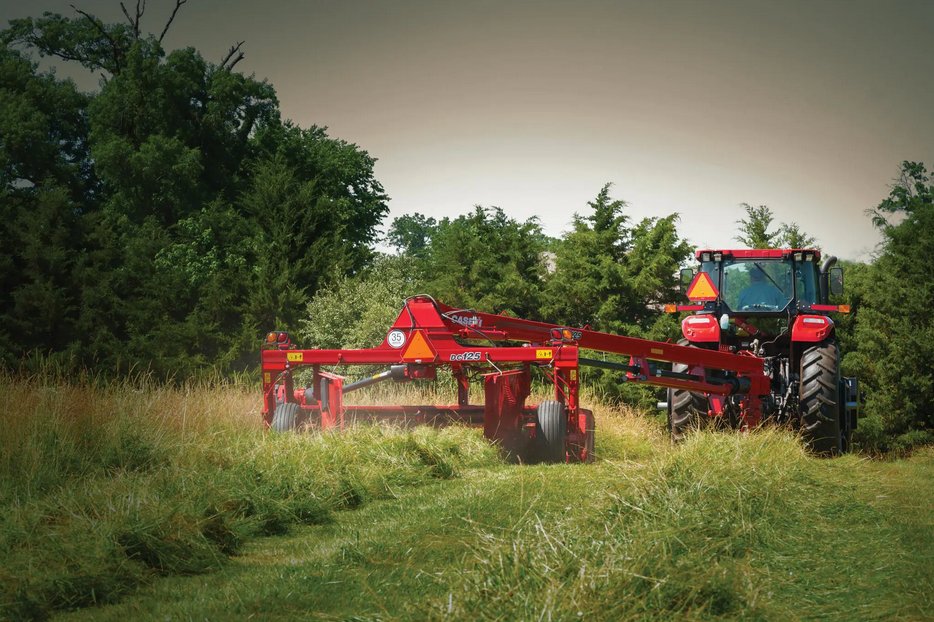 https://assets.cnhindustrial.com/caseih/NAFTA/NAFTAASSETS/Products/Mowers-and-Conditioners/Rotary-Disc-Mower-Conditioners/DC-5%20Series/Farmall_Utility_120A_DC125_262_PET_08-22.jpg