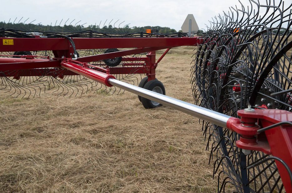 https://assets.cnhindustrial.com/caseih/NAFTA/NAFTAASSETS/Products/Wheel-Rakes-and-Mergers/Wheel-Rakes/General_Images/WR302%20Wheel%20Rake%20Details_AGH-0953_10-14.jpg