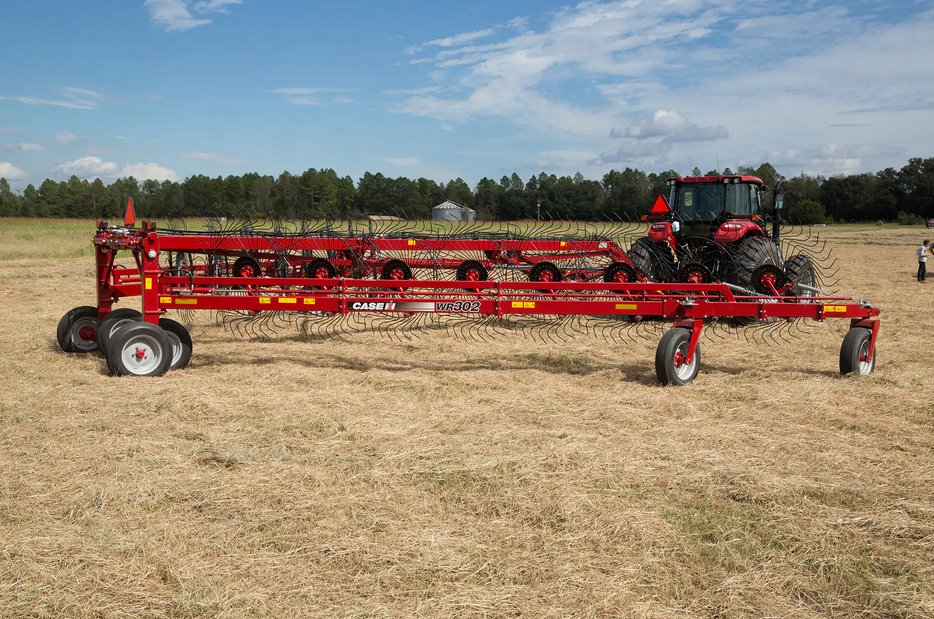 https://assets.cnhindustrial.com/caseih/NAFTA/NAFTAASSETS/Products/Wheel-Rakes-and-Mergers/Wheel-Rakes/General_Images/WR302%20Wheel%20Rake_AGH-0929_10-14.jpg