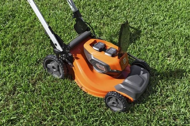 Husqvarna Lawn Xpert LE 322 (battery and charger included)