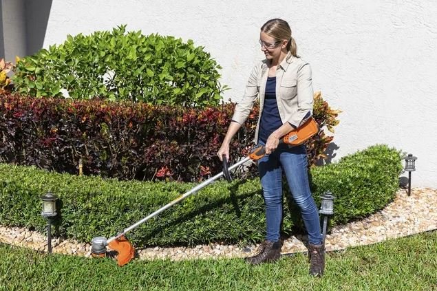 Husqvarna Weed Eater® 320iL (battery and charger included)