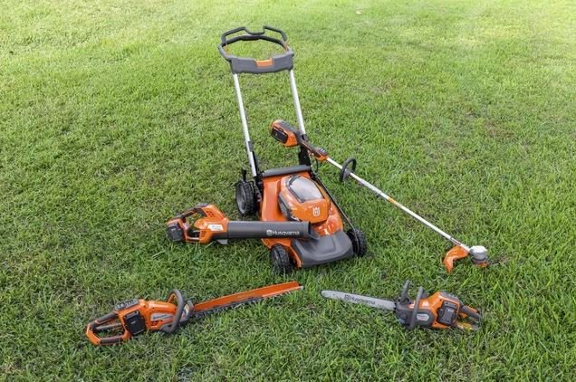 Husqvarna Weed Eater® 320iL (battery and charger included)