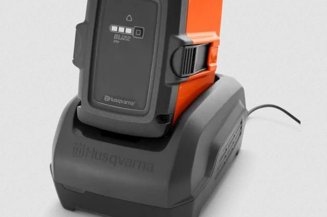 Husqvarna 220iL (battery and charger included)