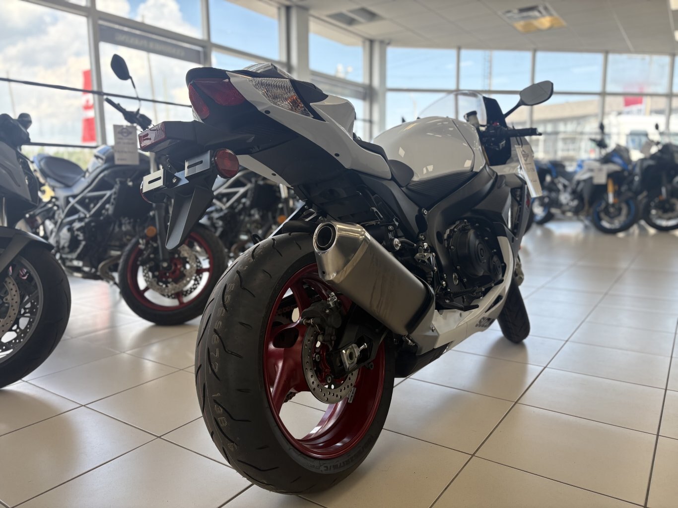 2025 Suzuki GSX R750 Pearl Brilliant White / Metalic Mat Stelar Blue