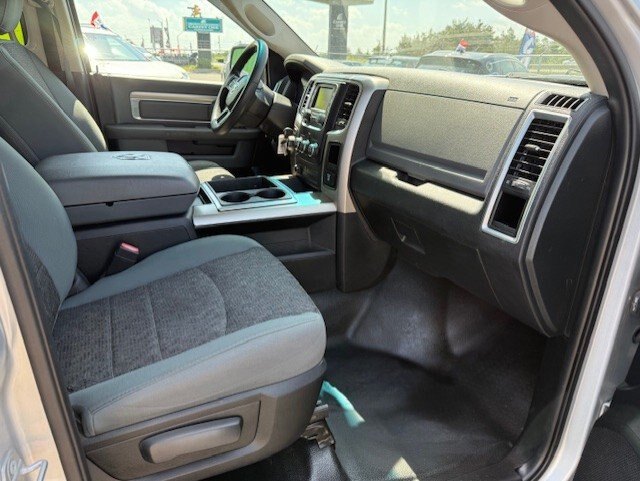 2015 RAM 1500 SLT 4WD / CERTIFIED / LOW KMS / CARFAX CLEAN / TRAILER BRAKE CONTROL / 5 PASSENGER