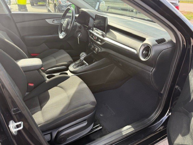 2022 KIA FORTE LX / $169.97 BIWEEKLY INCLUDING TAX / APPLE CARPLAY / LEATHER / CARFAX CLEAN