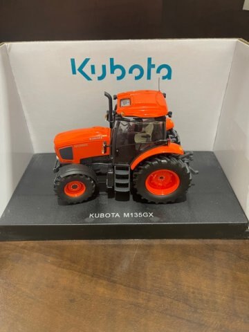 M7-171 Kubota Tractor Dual Tire 1:32 Scale