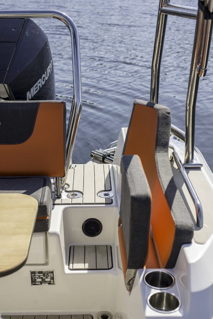 Zodiac MEDLINE 6.8 White with Yamaha 250 and Loadrite trailer