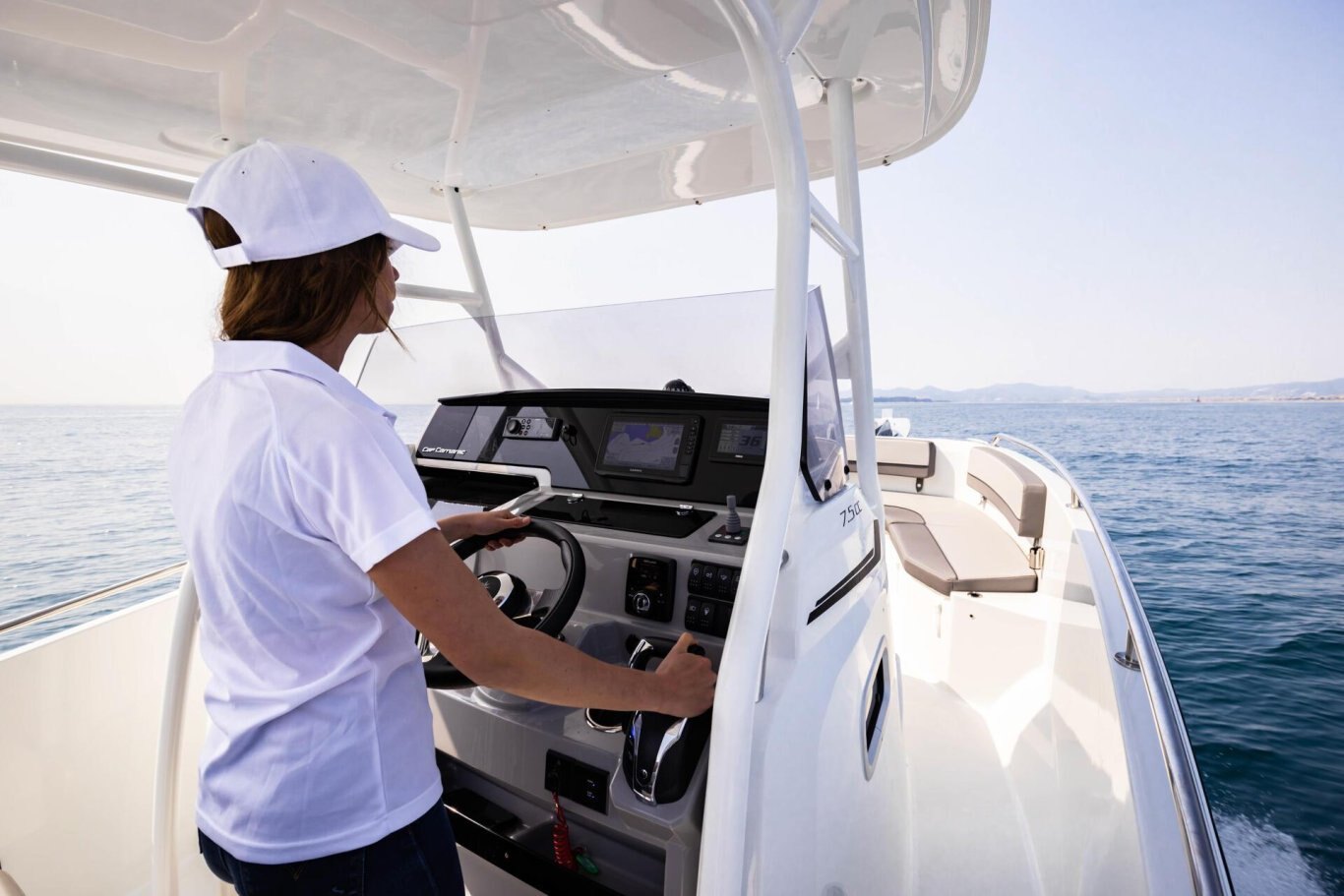 Jeanneau LEADER 7.5 CC SERIES 3 with Yamaha 300 and Venture Trailer