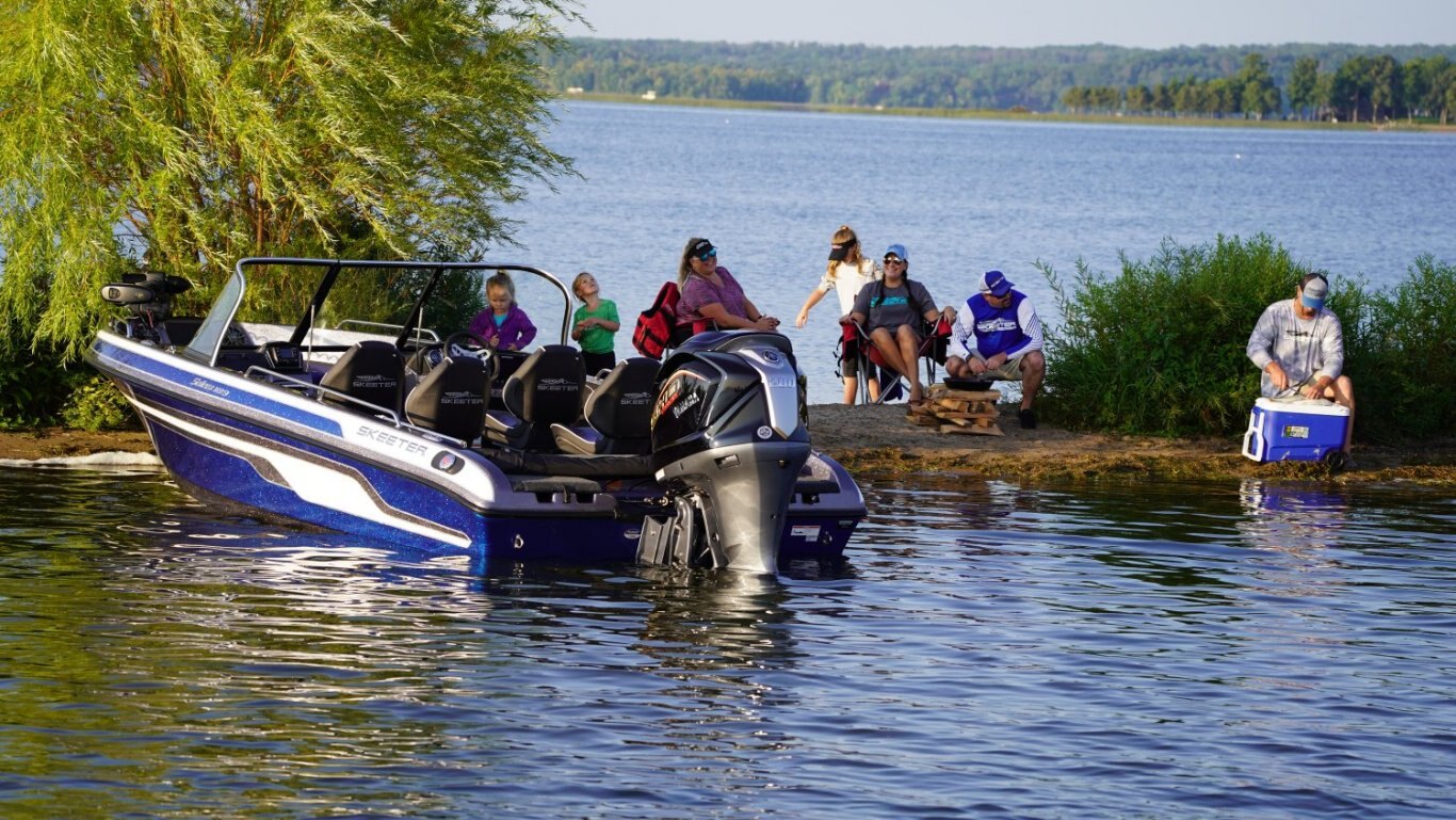 Skeeter Solera 189 with Yamaha VMAX 200 and Custom Trailer