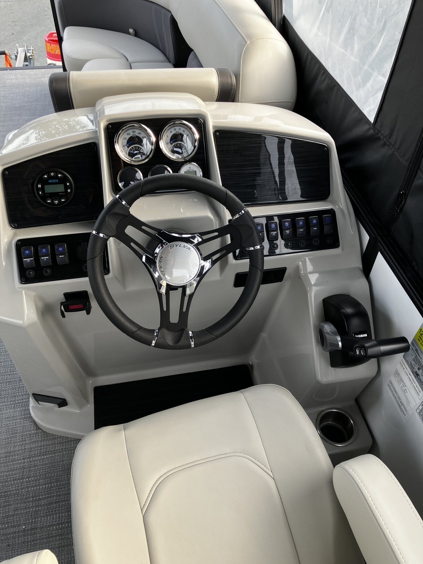 Sylvan Mirage Cruise 8522 LZ with Yamaha VMAX SHO 115, Full Enclosure