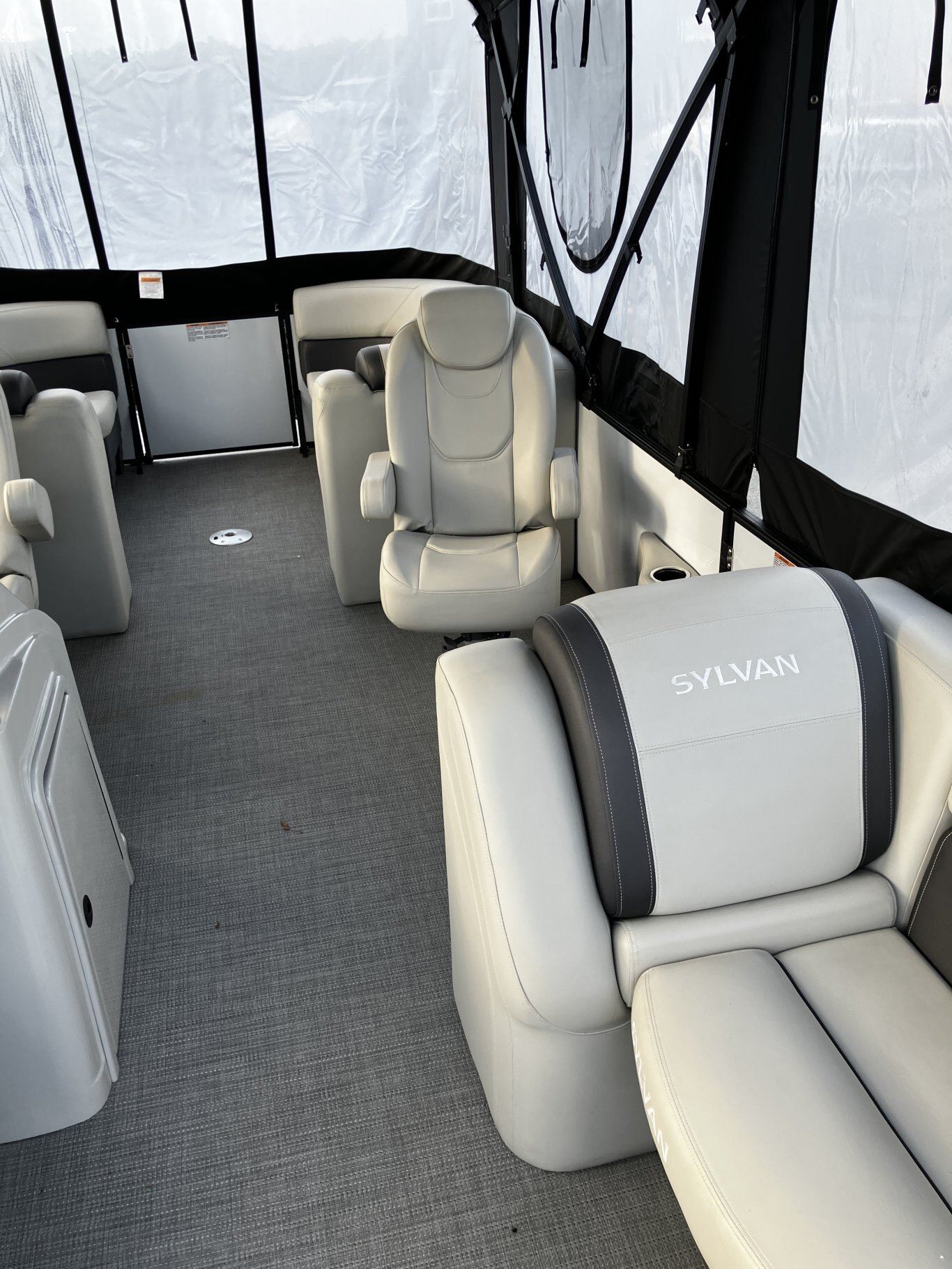 Sylvan Mirage Cruise 8522 LZ with Yamaha VMAX SHO 115, Full Enclosure