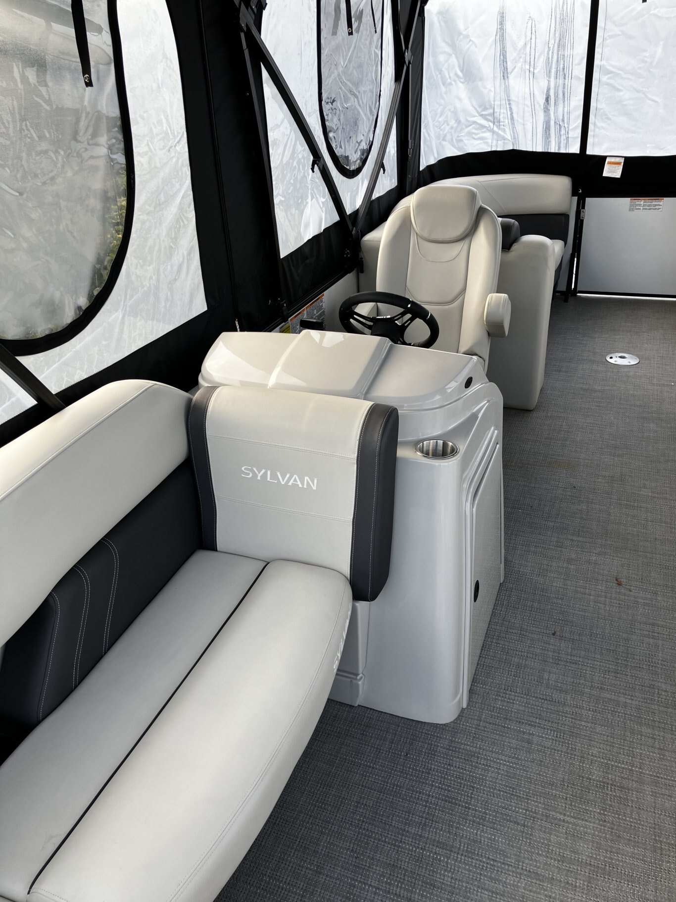 Sylvan Mirage Cruise 8522 LZ with Yamaha VMAX SHO 115, Full Enclosure