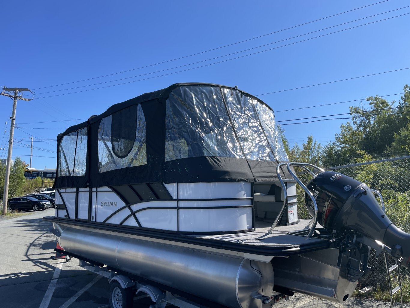 Sylvan Mirage Cruise 8522 LZ with Yamaha VMAX SHO 115, Full Enclosure