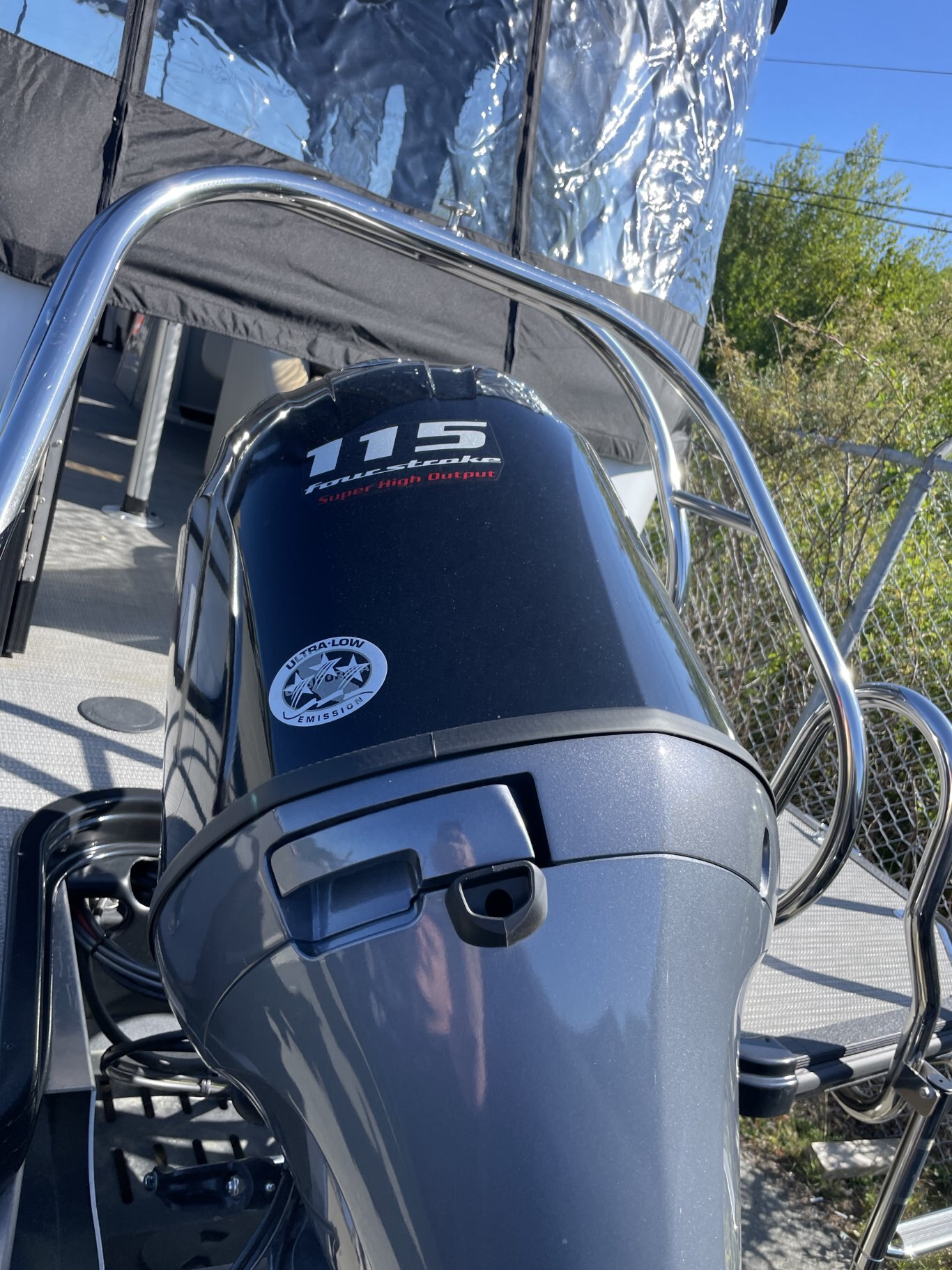 Sylvan Mirage Cruise 8522 LZ with Yamaha VMAX SHO 115, Full Enclosure
