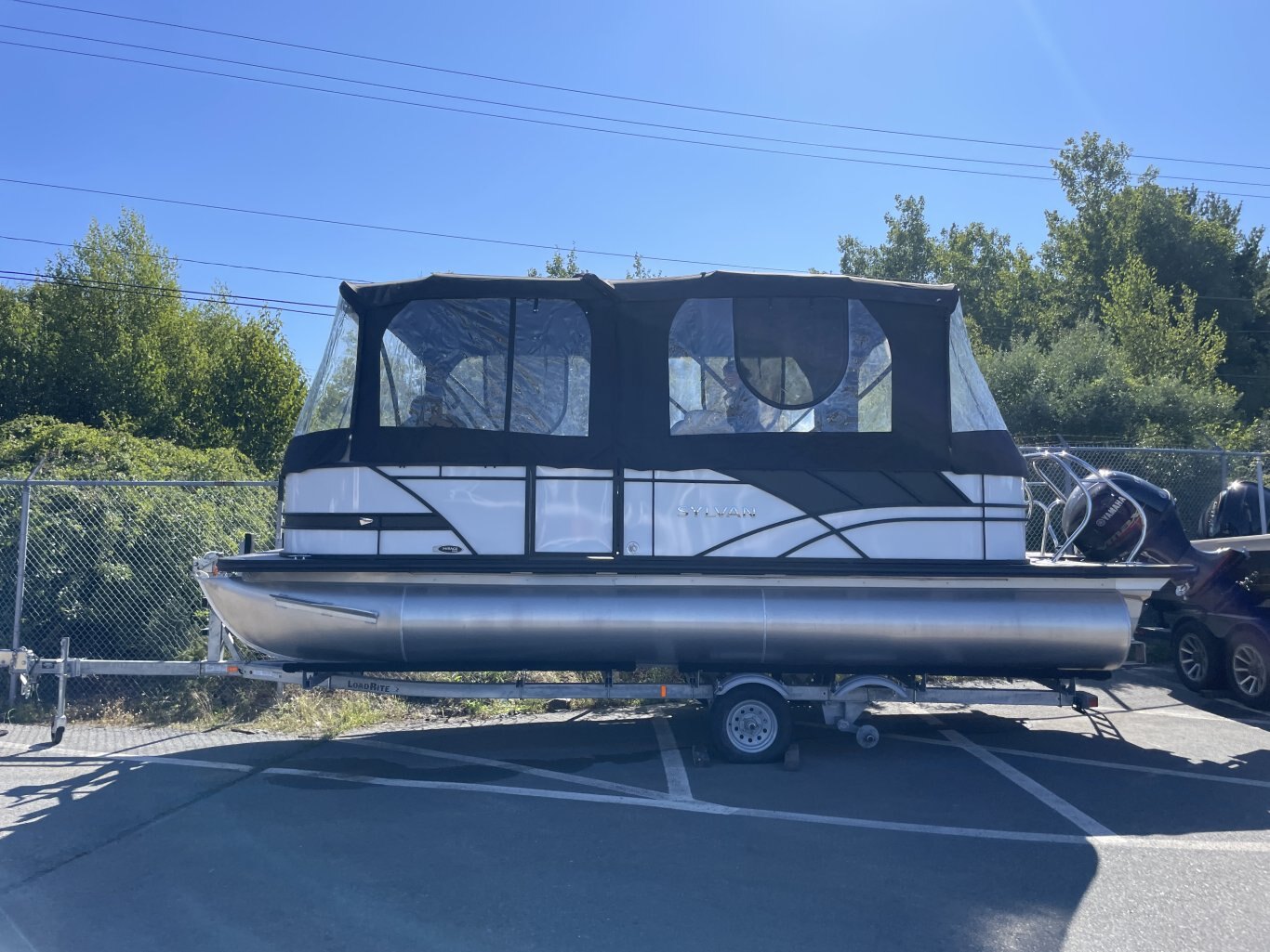 Sylvan Mirage Cruise 8522 LZ with Yamaha VMAX SHO 115, Full Enclosure