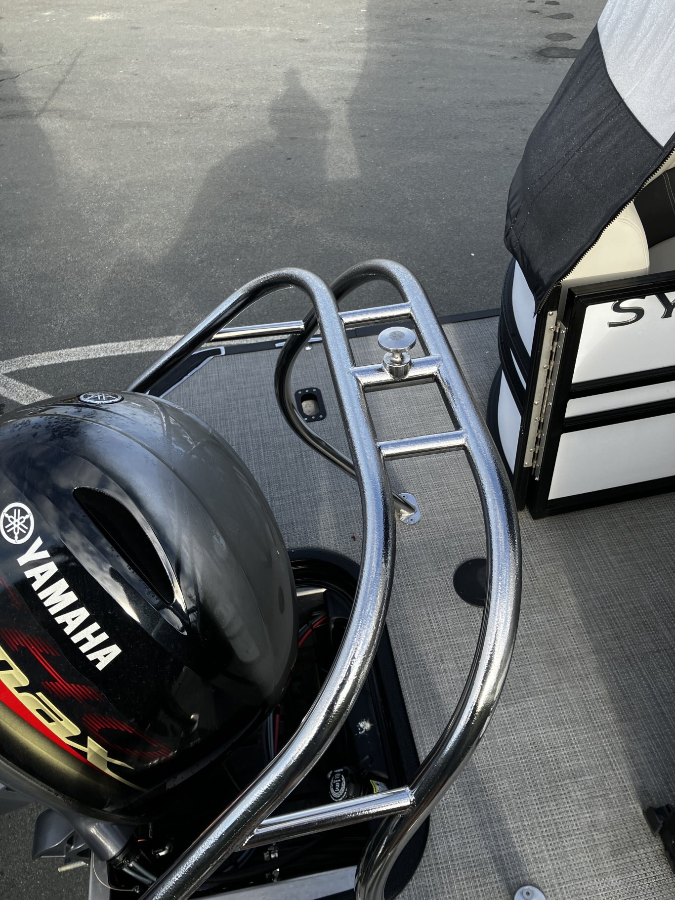 Sylvan Mirage Cruise 8522 LZ with Yamaha VMAX SHO 115, Full Enclosure