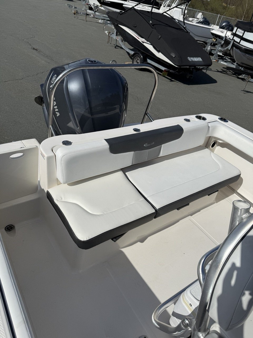 2019 Robalo R222