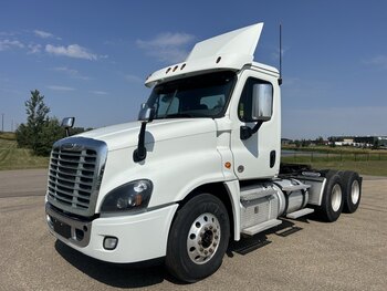 1997 Freightliner FLB S/A Cabover Truck Tractor w/Garage