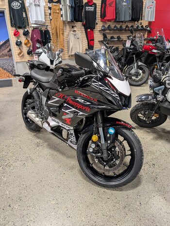 2025 Yamaha YZF R3 Matte Stealth Black