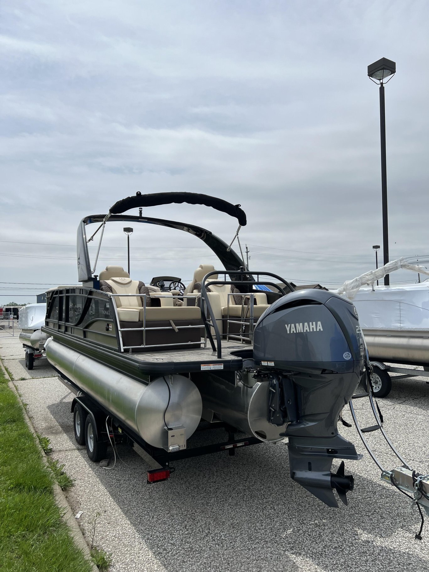2022 GODFREY MONACO MC235RL. BAISSE DE PRIX !!! YAMAHA 250HP !! TOUR ÉLECTRIQUE AVEC ÉCLAIRAGE LED, LUMIÈRES SOUS-MARINES ET PLUS !!! 97750$ TOUT COMPRIS PLUS TAXES ET PERMIS !! FINANCEMENT POUR $236 PAR SEMAINE AVEC AUCUNE MISE DE FOND.