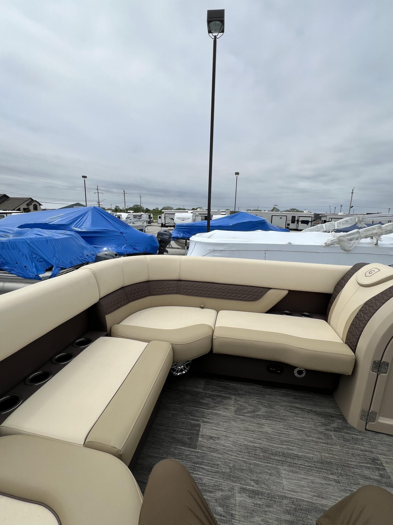 2022 GODFREY MONACO MC235RL. BAISSE DE PRIX !!! YAMAHA 250HP !! TOUR ÉLECTRIQUE AVEC ÉCLAIRAGE LED, LUMIÈRES SOUS-MARINES ET PLUS !!! 97750$ TOUT COMPRIS PLUS TAXES ET PERMIS !! FINANCEMENT POUR $236 PAR SEMAINE AVEC AUCUNE MISE DE FOND.