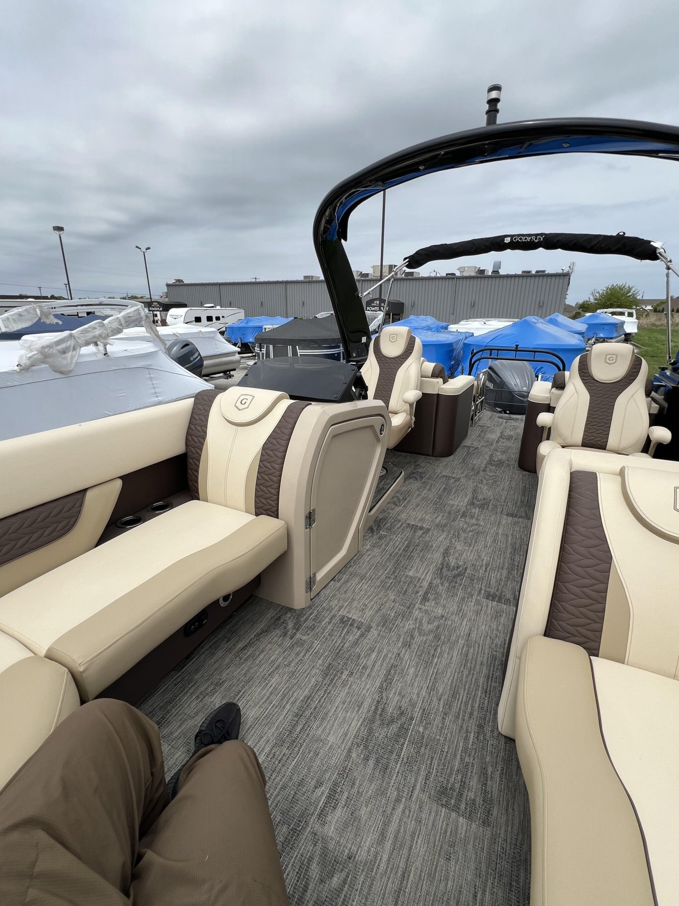 2022 GODFREY MONACO MC235RL. BAISSE DE PRIX !!! YAMAHA 250HP !! TOUR ÉLECTRIQUE AVEC ÉCLAIRAGE LED, LUMIÈRES SOUS-MARINES ET PLUS !!! 97750$ TOUT COMPRIS PLUS TAXES ET PERMIS !! FINANCEMENT POUR $236 PAR SEMAINE AVEC AUCUNE MISE DE FOND.