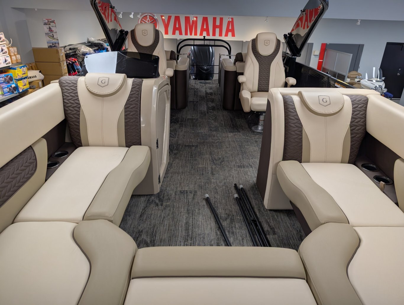 2022 GODFREY MONACO MC235RL. BAISSE DE PRIX !!! YAMAHA 250HP !! TOUR ÉLECTRIQUE AVEC ÉCLAIRAGE LED, LUMIÈRES SOUS-MARINES ET PLUS !!! 97750$ TOUT COMPRIS PLUS TAXES ET PERMIS !! FINANCEMENT POUR $236 PAR SEMAINE AVEC AUCUNE MISE DE FOND.