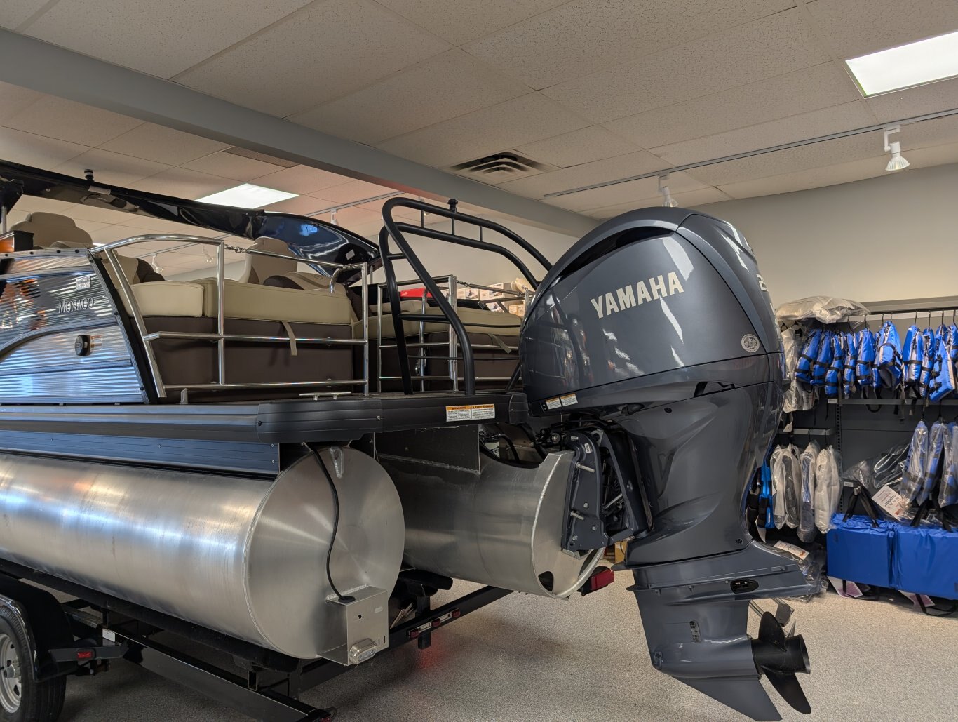 2022 GODFREY MONACO MC235RL. BAISSE DE PRIX !!! YAMAHA 250HP !! TOUR ÉLECTRIQUE AVEC ÉCLAIRAGE LED, LUMIÈRES SOUS-MARINES ET PLUS !!! 97750$ TOUT COMPRIS PLUS TAXES ET PERMIS !! FINANCEMENT POUR $236 PAR SEMAINE AVEC AUCUNE MISE DE FOND.