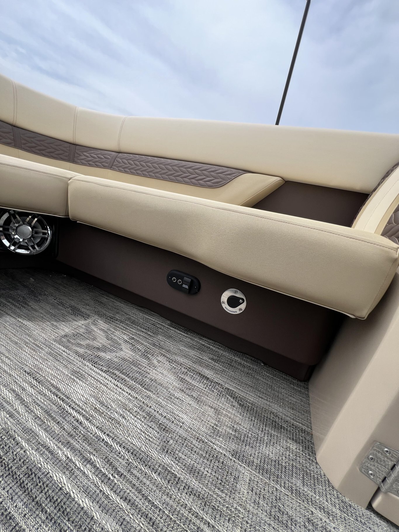 2022 GODFREY MONACO MC235RL. BAISSE DE PRIX !!! YAMAHA 250HP !! TOUR ÉLECTRIQUE AVEC ÉCLAIRAGE LED, LUMIÈRES SOUS-MARINES ET PLUS !!! 97750$ TOUT COMPRIS PLUS TAXES ET PERMIS !! FINANCEMENT POUR $236 PAR SEMAINE AVEC AUCUNE MISE DE FOND.