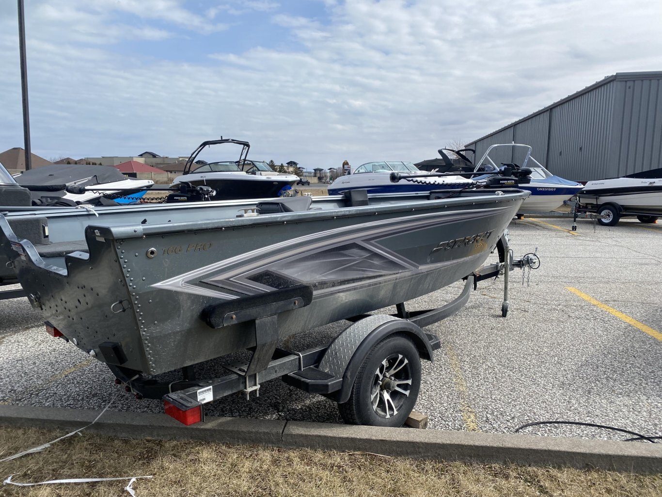 2023 NOUVEAU STARCRAFT STORM T 166 PRO VIVIER, CALE, FEUX DE NAVIGATION, TONNES DE STOCKAGE ET MINN KOTA POWERDRIVE AVEC I PILOT INCLUS ! PRIX TOTAL $28995 PLUS TAXES ET LICENCE !