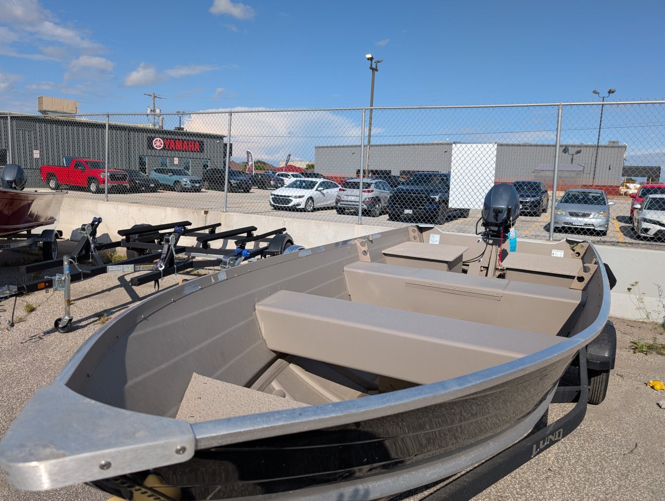 2025 YAMAHA 25CV, DÉMARRAGE ÉLECTRIQUE, TRIM / INCLINAISON ÉLECTRIQUE, CONTRÔLE AVANCÉ DE LA PÊCHE À LA TRAÎNE, VOYAGEUR 16TL VIVIER EN V PROFOND, POMPE DE CALE, PORTE-CANNES, REMORQUE 15995$ POUR L'ENSEMBLE !