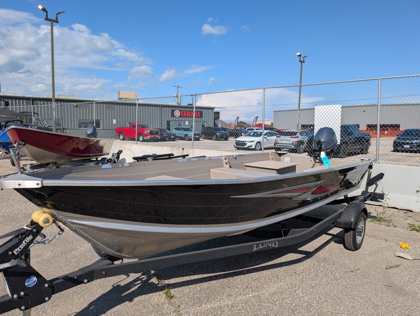 2025 YAMAHA 25CV, DÉMARRAGE ÉLECTRIQUE, TRIM / INCLINAISON ÉLECTRIQUE, CONTRÔLE AVANCÉ DE LA PÊCHE À LA TRAÎNE, VOYAGEUR 16TL VIVIER EN V PROFOND, POMPE DE CALE, PORTE-CANNES, REMORQUE 15995$ POUR L'ENSEMBLE !