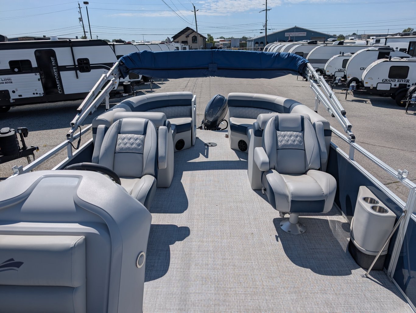 FRESH TRADE ! 2023 GRAND RIVER 22GRS MOTORISÉ PAR YAMAHA 70HP 4 STROKE DOUCEMENT UTILISÉ ! REMORQUE TANDEM INCLUSE !! FINANCEMENT POUR AUSSI PEU QUE 87 $ PAR SEMAINE AVEC AUCUN ACOMPTE !!