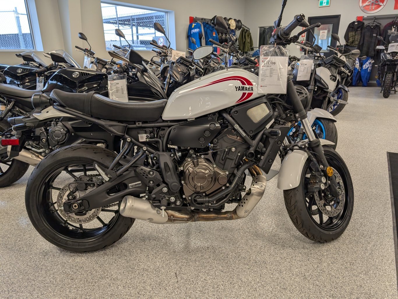 NOUVEAU 2024 YAMAHA XSR700. CHOISISSEZ SOIT UNE REMISE EN ESPÈCES DE 1200 $, SOIT UN FINANCEMENT À PARTIR DE 0,99 % ! TRANSPORT ET PDI INCLUS DANS LE PRIX. TAXES ET LICENCES EN SUS.