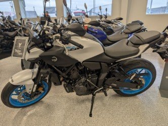 NOUVEAU 2025 YAMAHA MT 07. UNITÉS BLEUES ET NOIRES AUSSI DISPONIBLES. CHOISISSEZ ENTRE UNE REMISE EN ESPÈCES DE 750 $ OU UN FINANCEMENT À PARTIR DE 1,99 % ! LE TRANSPORT ET LE PDI SONT INCLUS DANS LE PRIX. TAXES ET LICENCES EN SUS.