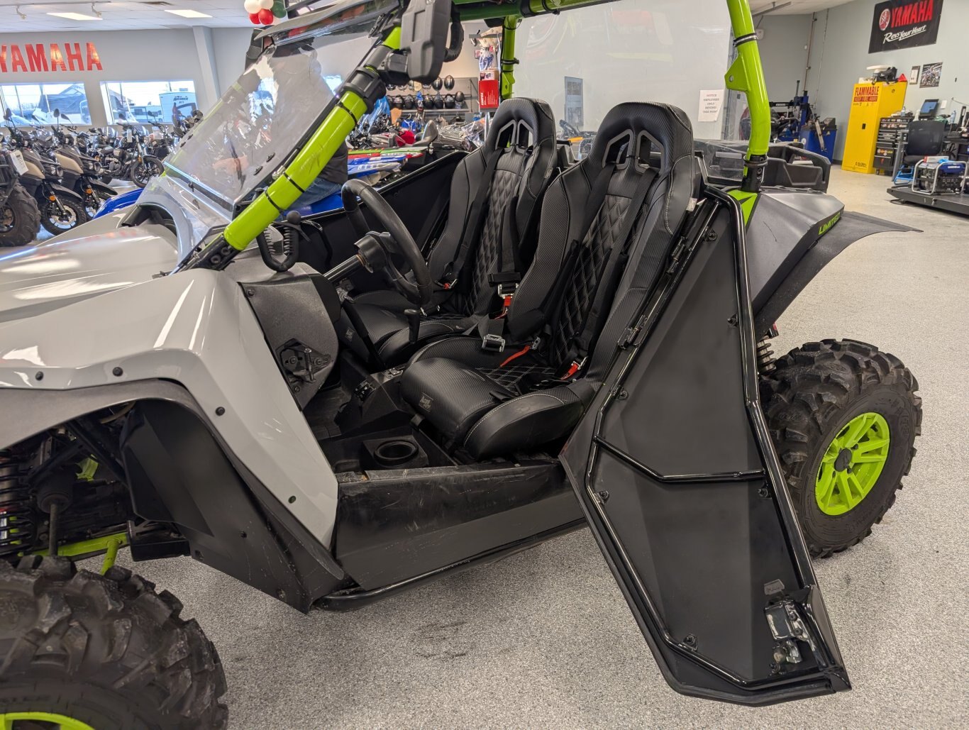 2018 ARCTIC CAT WILDCAT 700 SPORT LIMITED. CHARGÉ ! SEULEMENT 1100 KMS ! TREUIL, PARE-BUFFLE AVANT, BARRES DE LUMIÈRE LED AVANT ET ARRIÈRE, PARE-BRISE AVANT ET ARRIÈRE. LUMIÈRES INTÉRIEURES. ARCEAU DE SÉCURITÉ À DOUBLE SUPPORT AVEC TOIT. sIÈGES DE COURSE AVEC HARNAIS 4 POINTS. SUSPENSION ELKA. MACHINE TRÈS PROPRE ET LARGEUR DE VOIE DE 50 POUR DESCENDRE LA PLUPART DES SENTIERS SERRÉS !
