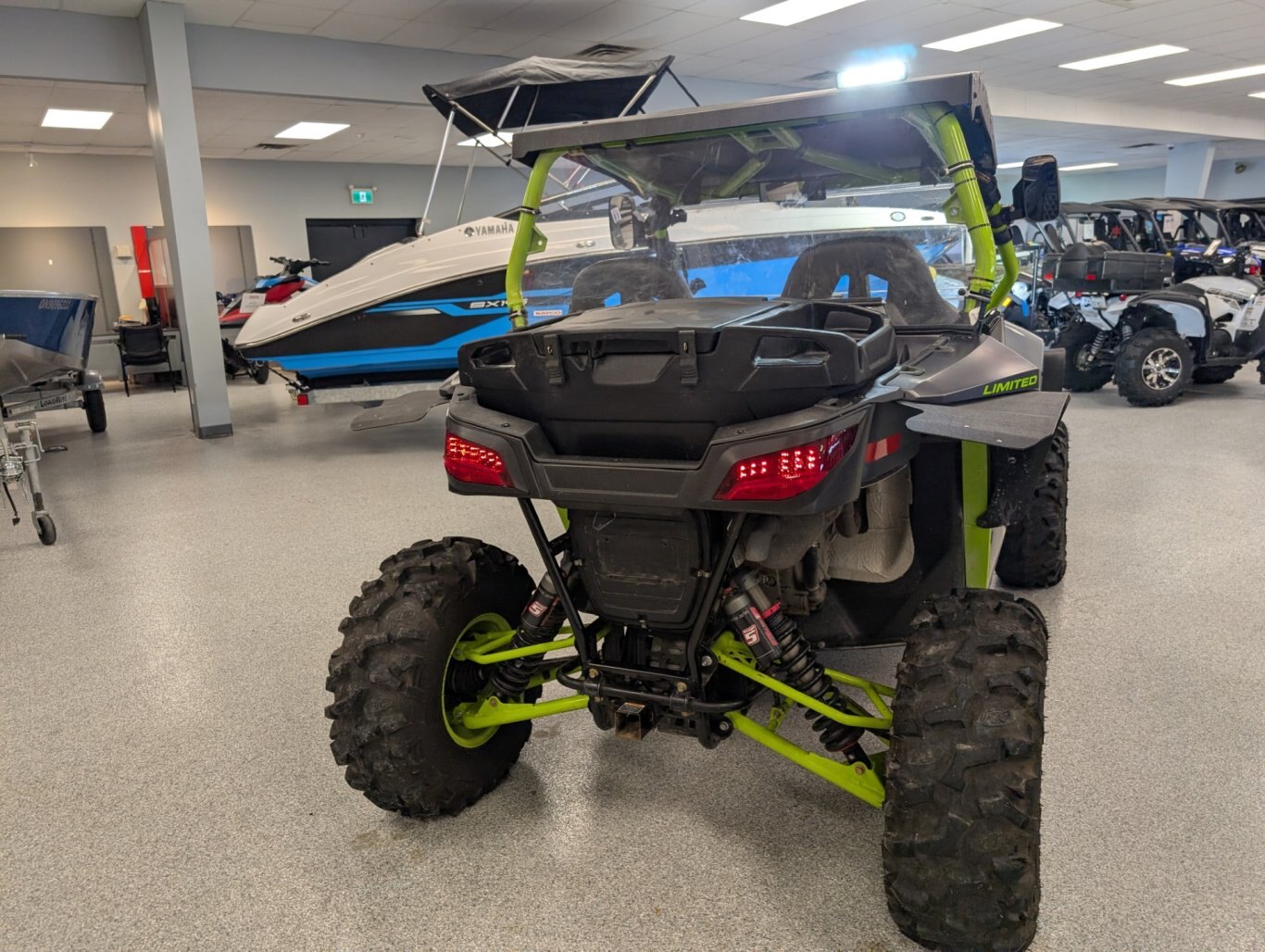 2018 ARCTIC CAT WILDCAT 700 SPORT LIMITED. CHARGÉ ! SEULEMENT 1100 KMS ! TREUIL, PARE-BUFFLE AVANT, BARRES DE LUMIÈRE LED AVANT ET ARRIÈRE, PARE-BRISE AVANT ET ARRIÈRE. LUMIÈRES INTÉRIEURES. ARCEAU DE SÉCURITÉ À DOUBLE SUPPORT AVEC TOIT. sIÈGES DE COURSE AVEC HARNAIS 4 POINTS. SUSPENSION ELKA. MACHINE TRÈS PROPRE ET LARGEUR DE VOIE DE 50 POUR DESCENDRE LA PLUPART DES SENTIERS SERRÉS !