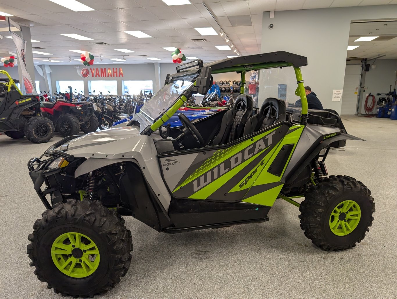 2018 ARCTIC CAT WILDCAT 700 SPORT LIMITED. CHARGÉ ! SEULEMENT 1100 KMS ! TREUIL, PARE-BUFFLE AVANT, BARRES DE LUMIÈRE LED AVANT ET ARRIÈRE, PARE-BRISE AVANT ET ARRIÈRE. LUMIÈRES INTÉRIEURES. ARCEAU DE SÉCURITÉ À DOUBLE SUPPORT AVEC TOIT. sIÈGES DE COURSE AVEC HARNAIS 4 POINTS. SUSPENSION ELKA. MACHINE TRÈS PROPRE ET LARGEUR DE VOIE DE 50 POUR DESCENDRE LA PLUPART DES SENTIERS SERRÉS !