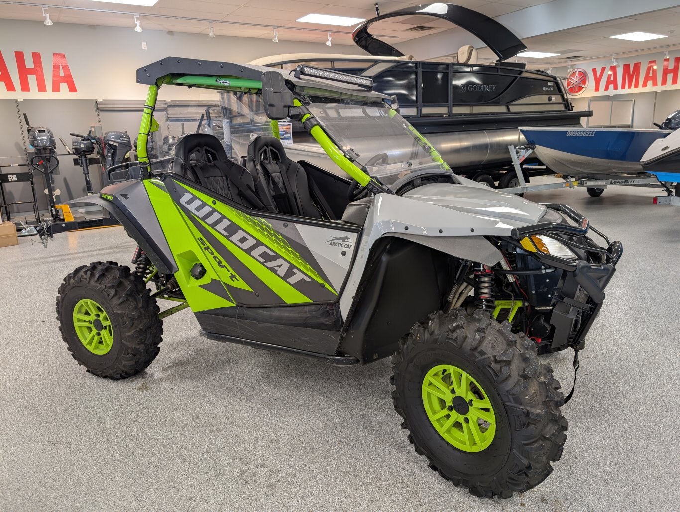2018 ARCTIC CAT WILDCAT 700 SPORT LIMITED. CHARGÉ ! SEULEMENT 1100 KMS ! TREUIL, PARE-BUFFLE AVANT, BARRES DE LUMIÈRE LED AVANT ET ARRIÈRE, PARE-BRISE AVANT ET ARRIÈRE. LUMIÈRES INTÉRIEURES. ARCEAU DE SÉCURITÉ À DOUBLE SUPPORT AVEC TOIT. sIÈGES DE COURSE AVEC HARNAIS 4 POINTS. SUSPENSION ELKA. MACHINE TRÈS PROPRE ET LARGEUR DE VOIE DE 50 POUR DESCENDRE LA PLUPART DES SENTIERS SERRÉS !