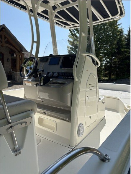 2017 BOSTON WHALER 210 DAUNTLESS
