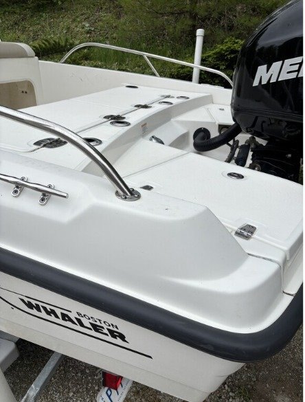 2017 BOSTON WHALER 210 DAUNTLESS