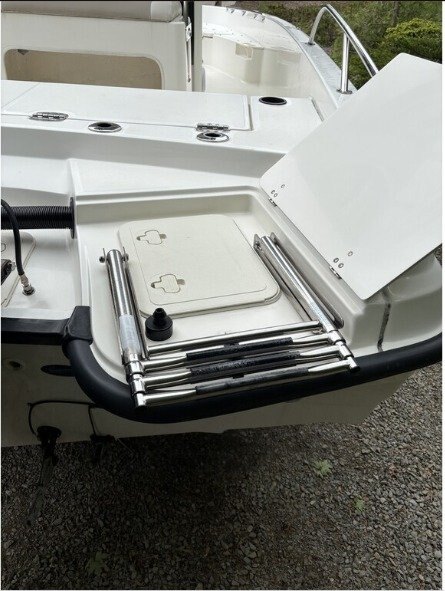 2017 BOSTON WHALER 210 DAUNTLESS