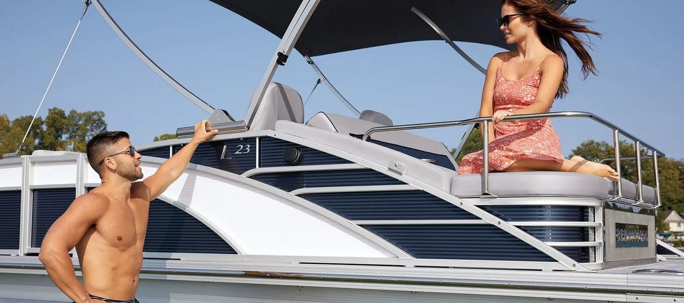 2025 Bennington L23 Swingback Bowrider w/ Arch 23 LTSBA