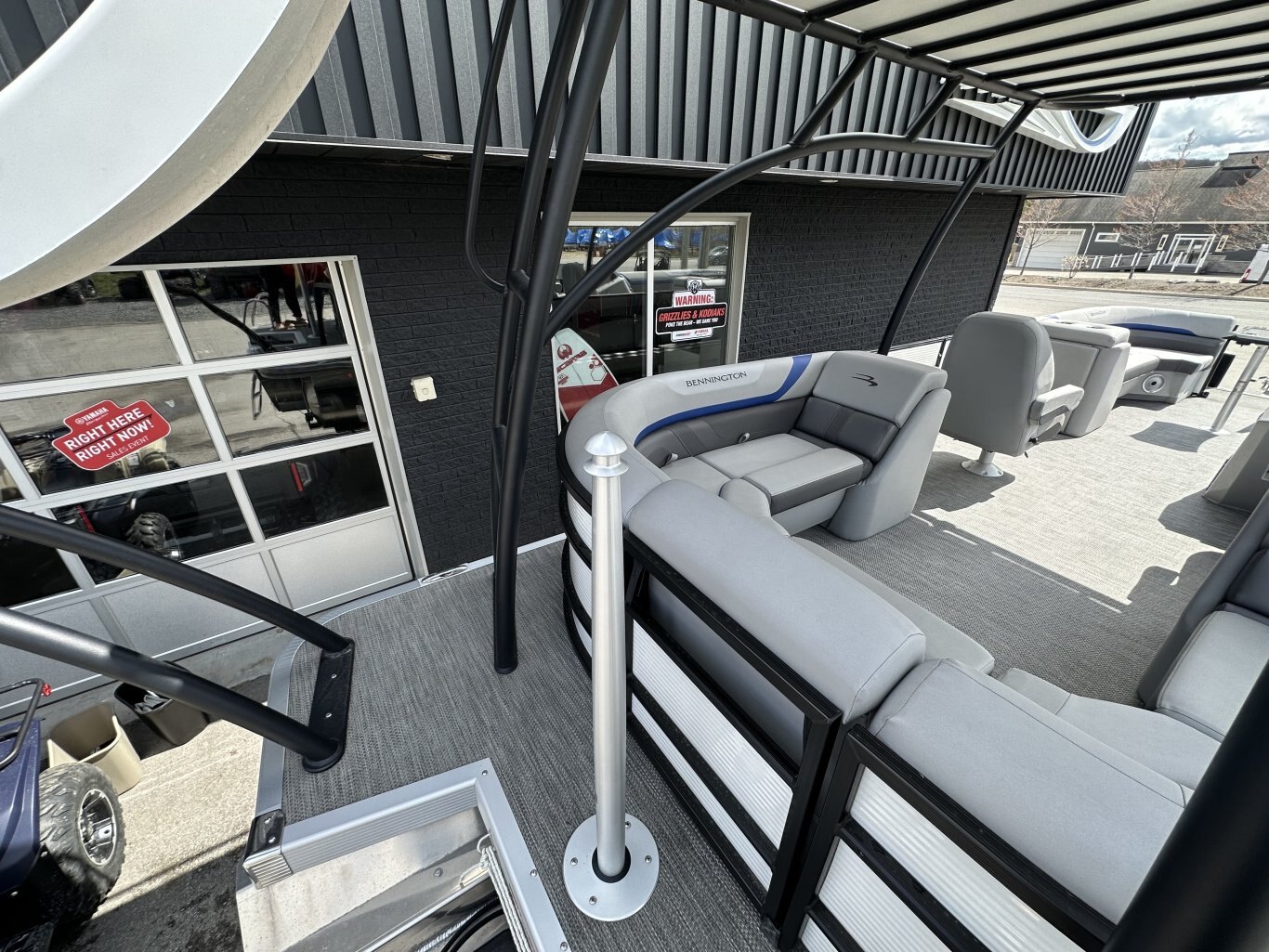 2023 Bennington 25 SXSRTD Top Deck Waterslide 175HP Yamaha VMAX SHO