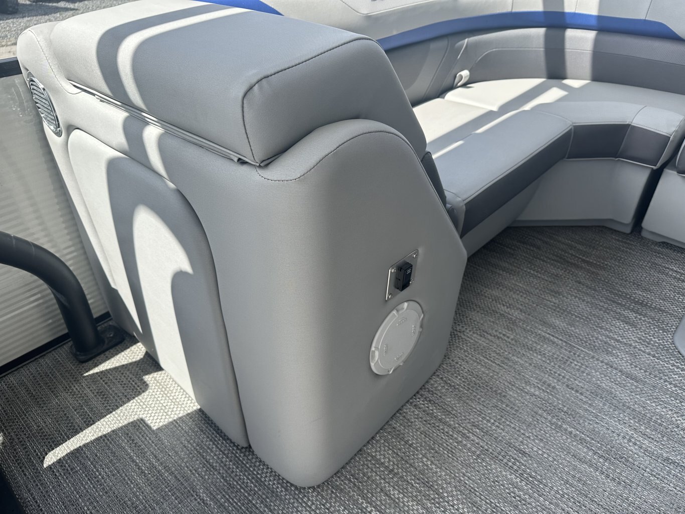 2023 Bennington 25 SXSRTD Top Deck Waterslide 175HP Yamaha VMAX SHO