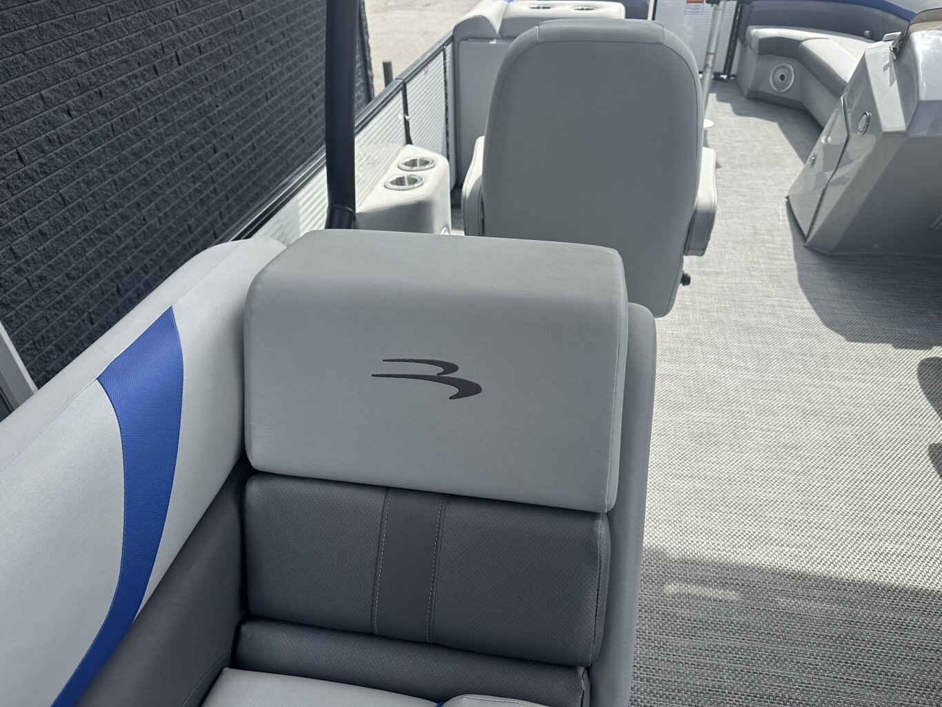 2023 Bennington 25 SXSRTD Top Deck Waterslide 175HP Yamaha VMAX SHO